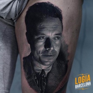 tatuaje_muslo_cara_hombre_logia_barcelona_karol_rybakowski 